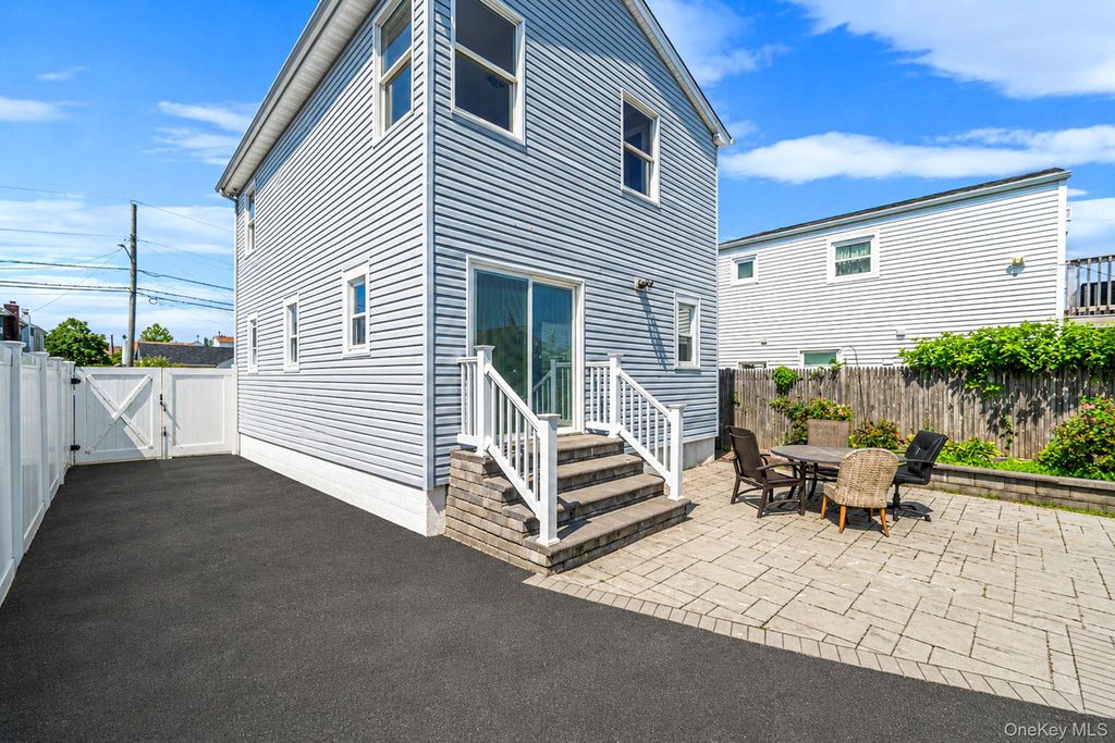 646 S 7th Street, Lindenhurst, NY 11757 — photo 5
