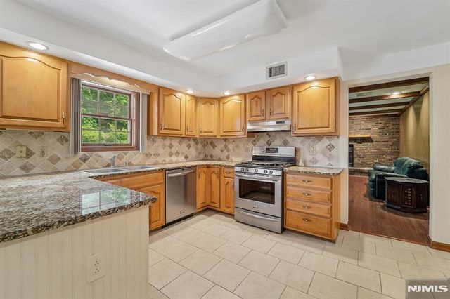 62 Parkway, Rochelle Park, NJ 07662
