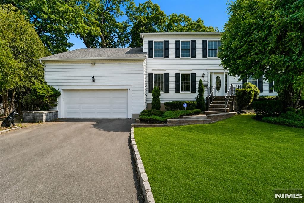 62 Parkway, Rochelle Park, NJ 07662