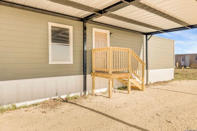 2811 cr 467, Devine, TX 78016