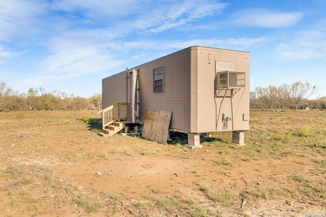 2811 cr 467, Devine, TX 78016