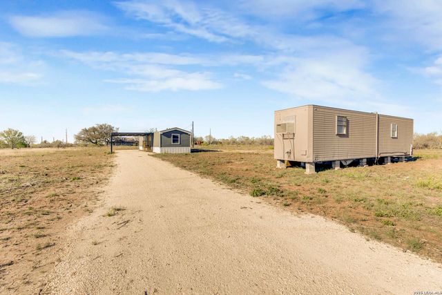 2811 cr 467, Devine, TX 78016