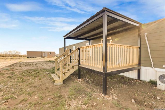 2811 cr 467, Devine, TX 78016