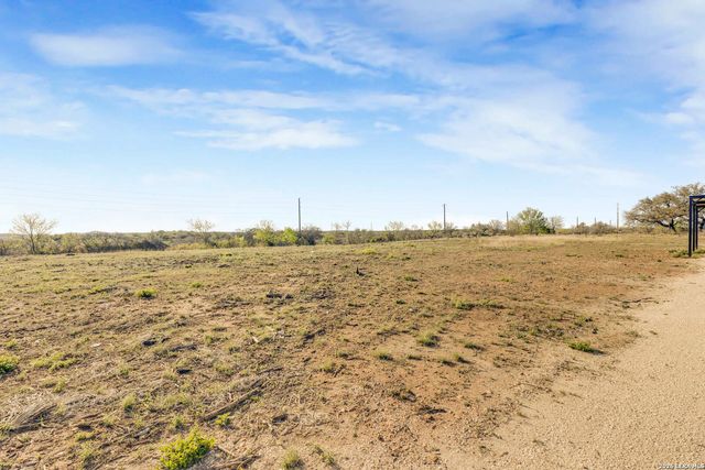 2811 cr 467, Devine, TX 78016