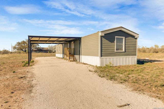 2811 cr 467, Devine, TX 78016