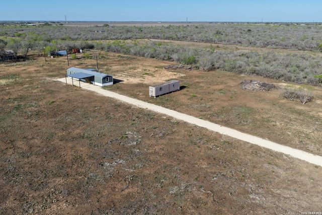 2811 cr 467, Devine, TX 78016