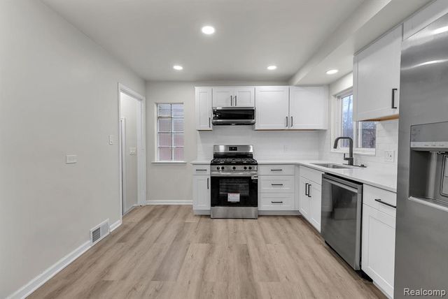 23080 Parklawn Street, Oak Park, MI 48237