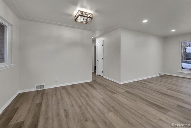 23080 Parklawn Street, Oak Park, MI 48237