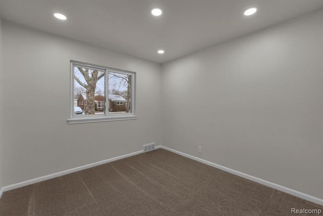 23080 Parklawn Street, Oak Park, MI 48237