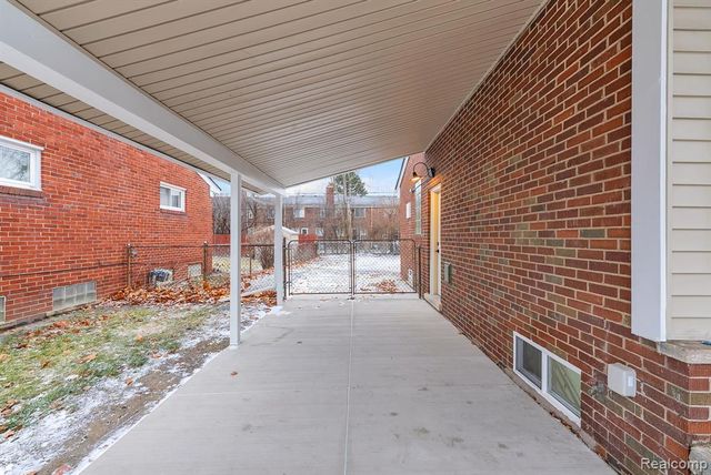 23080 Parklawn Street, Oak Park, MI 48237