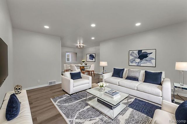 23080 Parklawn Street, Oak Park, MI 48237