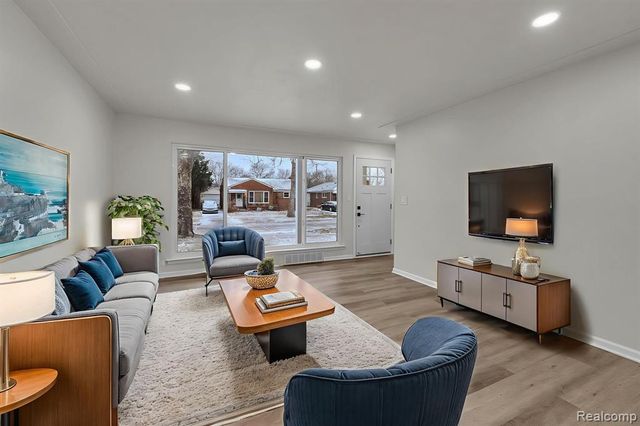 23080 Parklawn Street, Oak Park, MI 48237