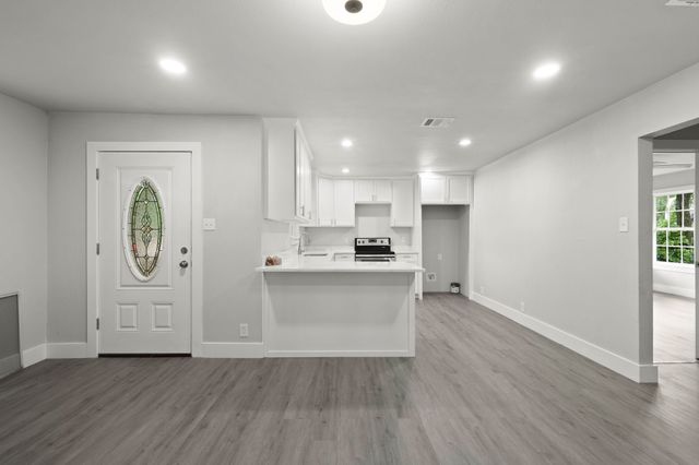 3624 Baylor Street, Forest Hill, TX 76119