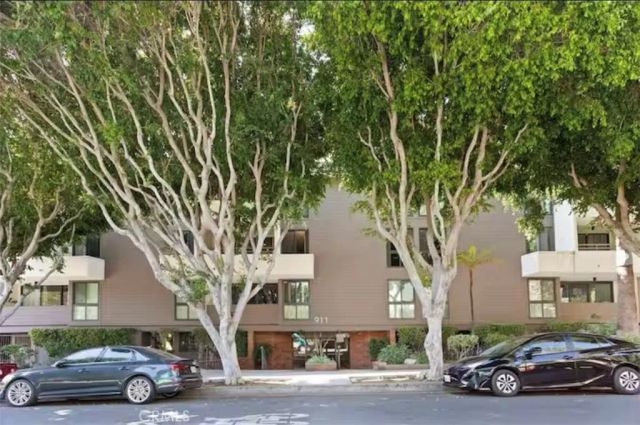 911 N Kings 306, West Hollywood, CA 90069