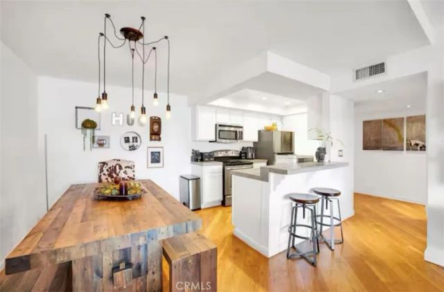 911 N Kings 306, West Hollywood, CA 90069