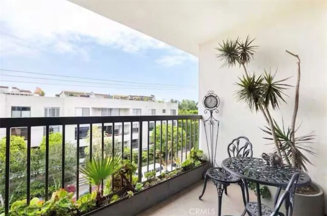 911 N Kings 306, West Hollywood, CA 90069