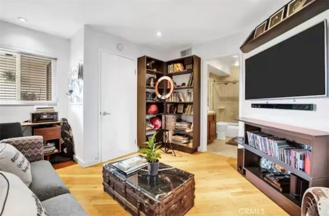 911 N Kings 306, West Hollywood, CA 90069