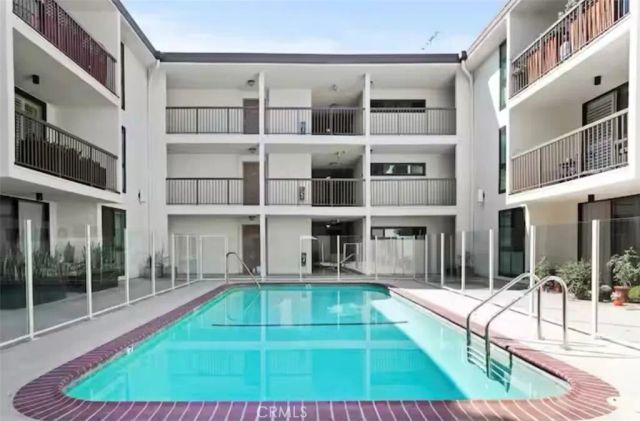 911 N Kings 306, West Hollywood, CA 90069