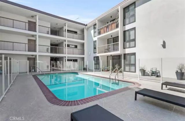 911 N Kings 306, West Hollywood, CA 90069