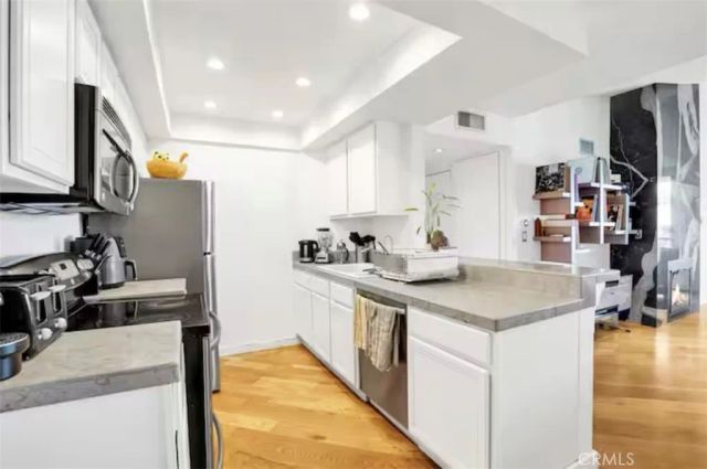 911 N Kings 306, West Hollywood, CA 90069