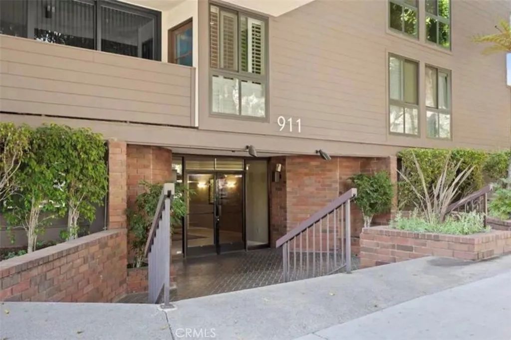 911 N Kings 306, West Hollywood, CA 90069