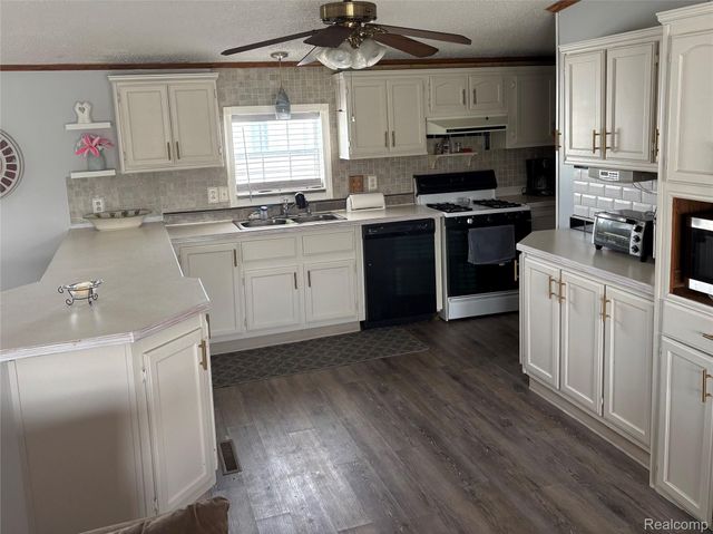 19859 Arcadia Drive, Clinton Charter Township, MI 48036