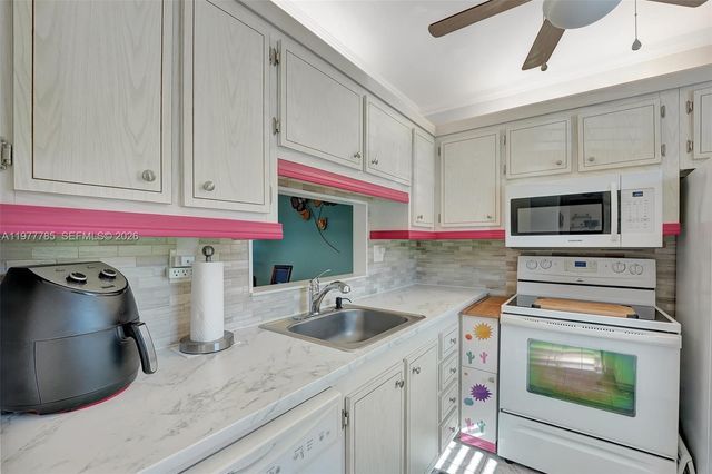 5003 NW 35th St 408, Lauderdale Lakes, FL 33319