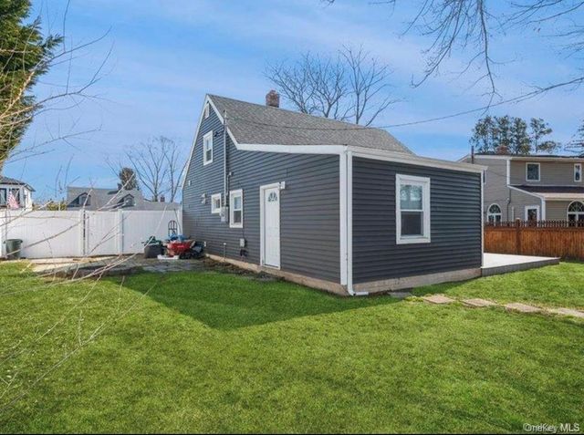 8 Crabtree Lane, Levittown, NY 11756