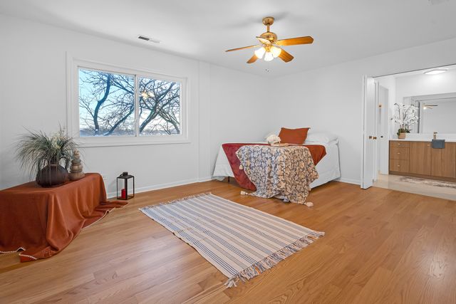 9240 Gross Point Road 410, Skokie, IL 60077