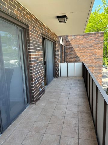 9240 Gross Point Road 410, Skokie, IL 60077