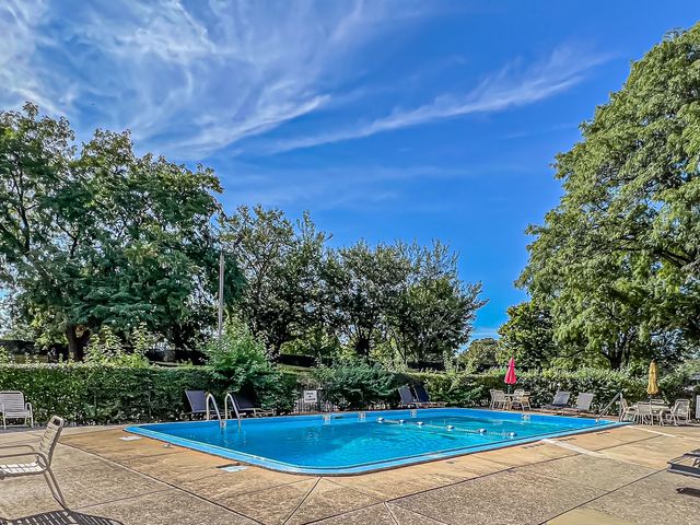 9240 Gross Point Road 410, Skokie, IL 60077