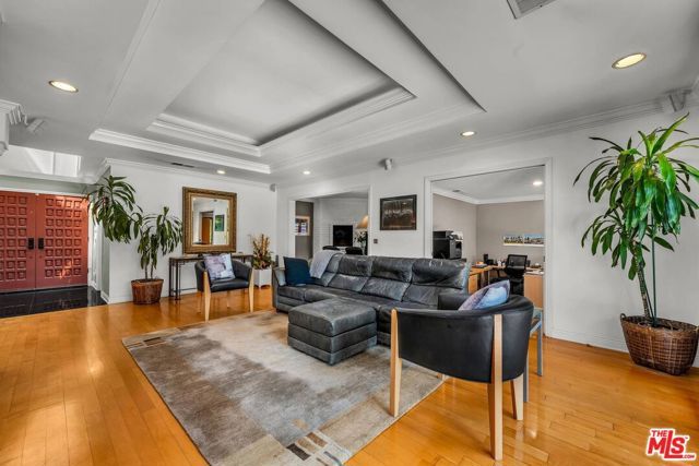 6020 S Halm Avenue, Los Angeles, CA 90056