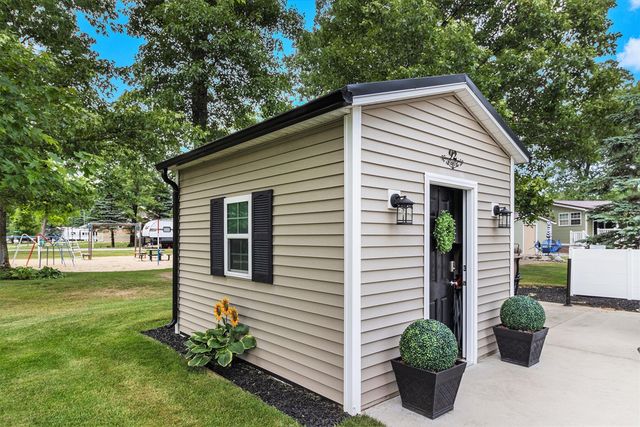 9909 S Paradise Circle, Baldwin, MI 49304