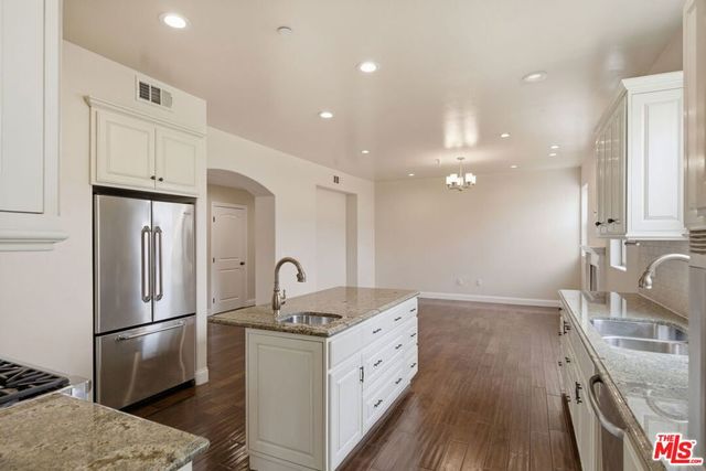 320 S SWALL Drive 3, Los Angeles, CA 90048