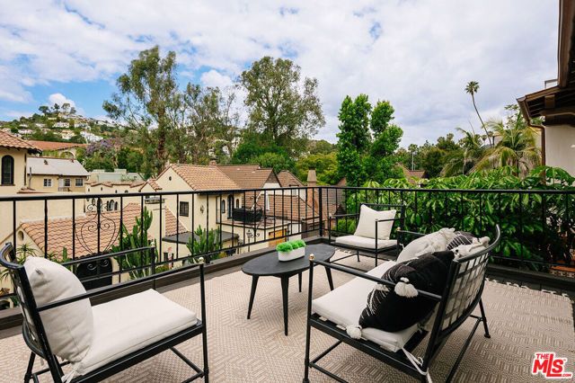 2050 N Las Palmas Avenue, Los Angeles, CA 90068