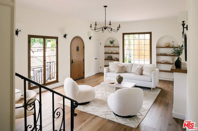 2050 N Las Palmas Avenue, Los Angeles, CA 90068