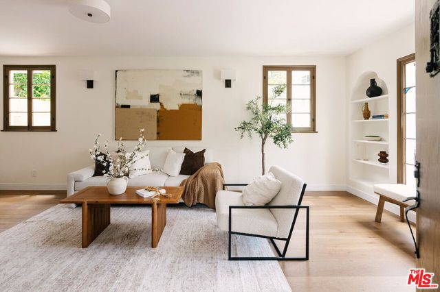2050 N Las Palmas Avenue, Los Angeles, CA 90068