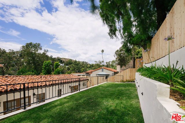 2050 N Las Palmas Avenue, Los Angeles, CA 90068