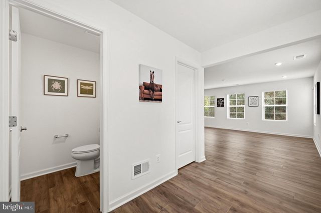 462 LUDGATE MNR, Falling Waters, WV 25419