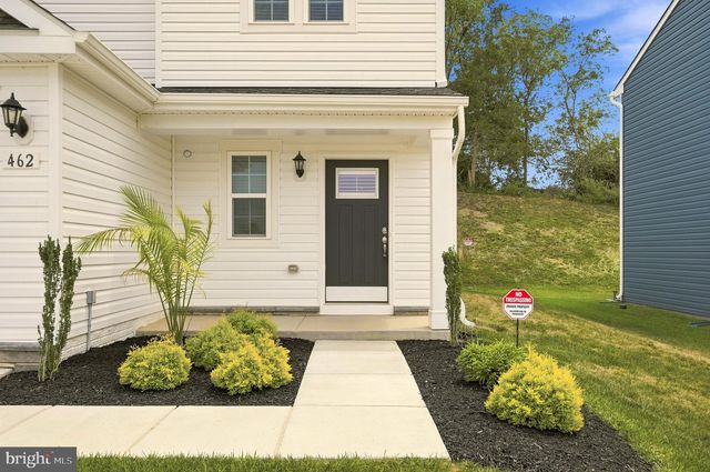 462 LUDGATE MNR, Falling Waters, WV 25419