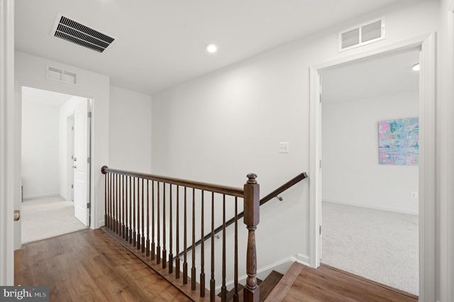 462 LUDGATE MNR, Falling Waters, WV 25419