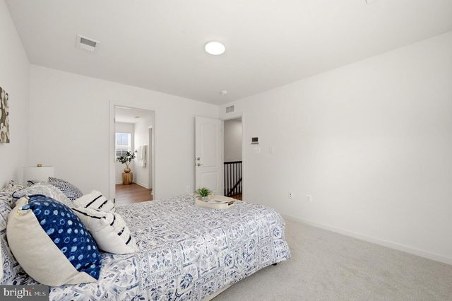 462 LUDGATE MNR, Falling Waters, WV 25419