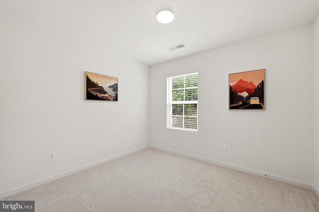 462 LUDGATE MNR, Falling Waters, WV 25419