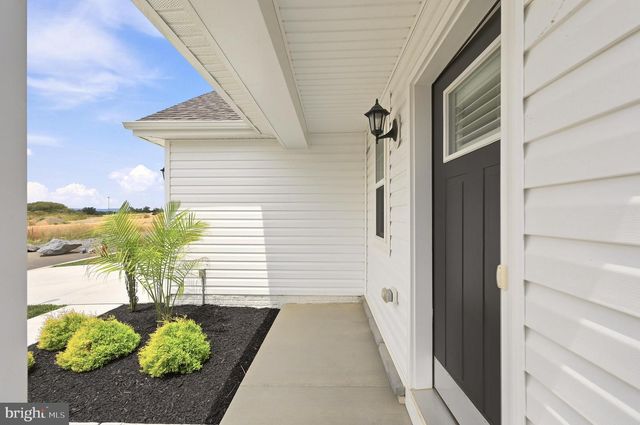 462 LUDGATE MNR, Falling Waters, WV 25419