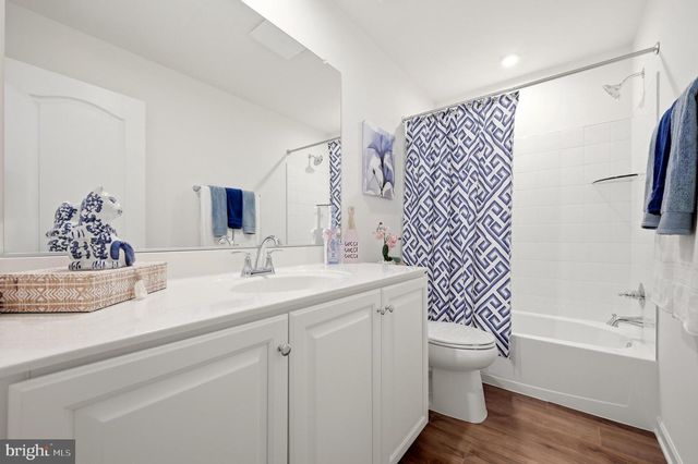 462 LUDGATE MNR, Falling Waters, WV 25419