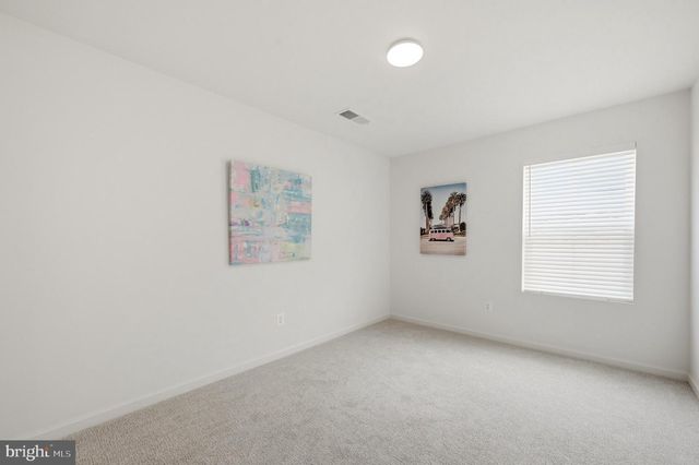 462 LUDGATE MNR, Falling Waters, WV 25419