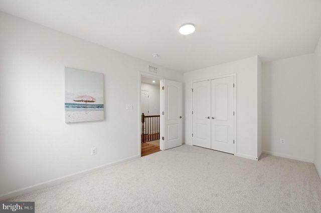 462 LUDGATE MNR, Falling Waters, WV 25419