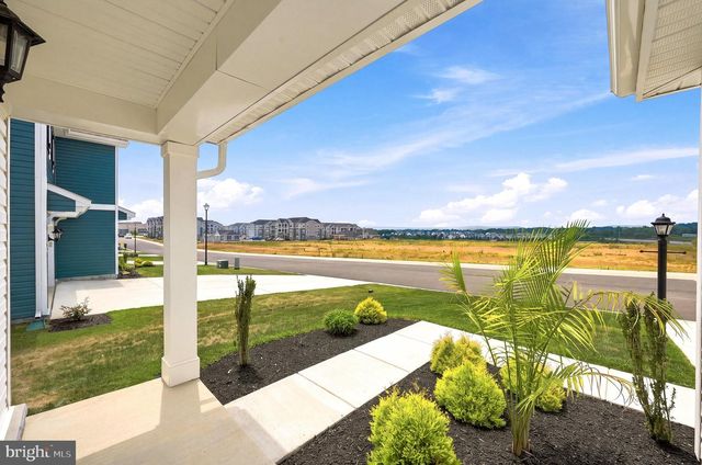 462 LUDGATE MNR, Falling Waters, WV 25419