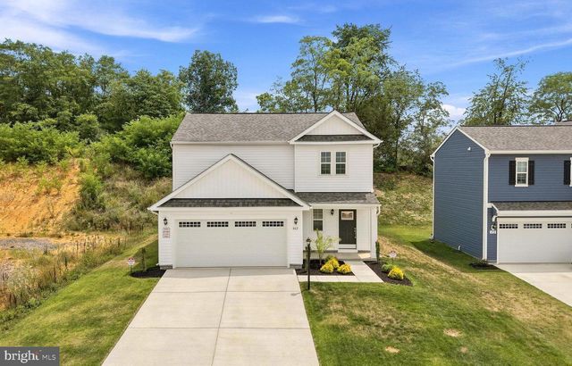 462 LUDGATE MNR, Falling Waters, WV 25419