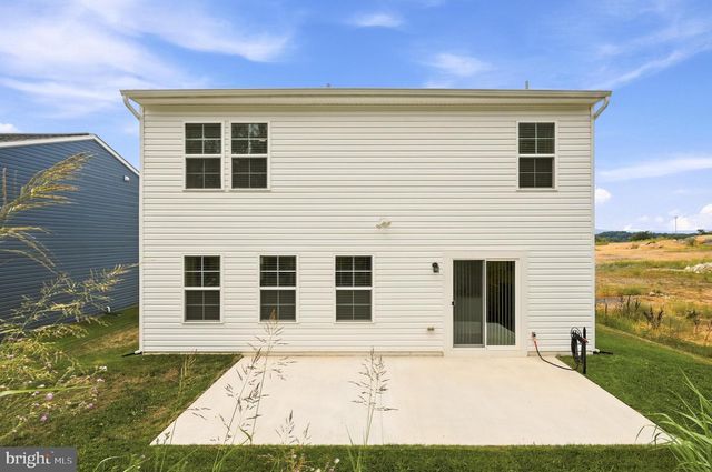 462 LUDGATE MNR, Falling Waters, WV 25419